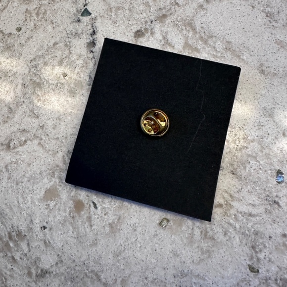 Anastasia Beverly Hills Enamel pin - Picture 3 of 4